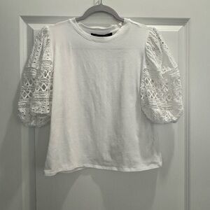White tshirt w Lace Sleeves